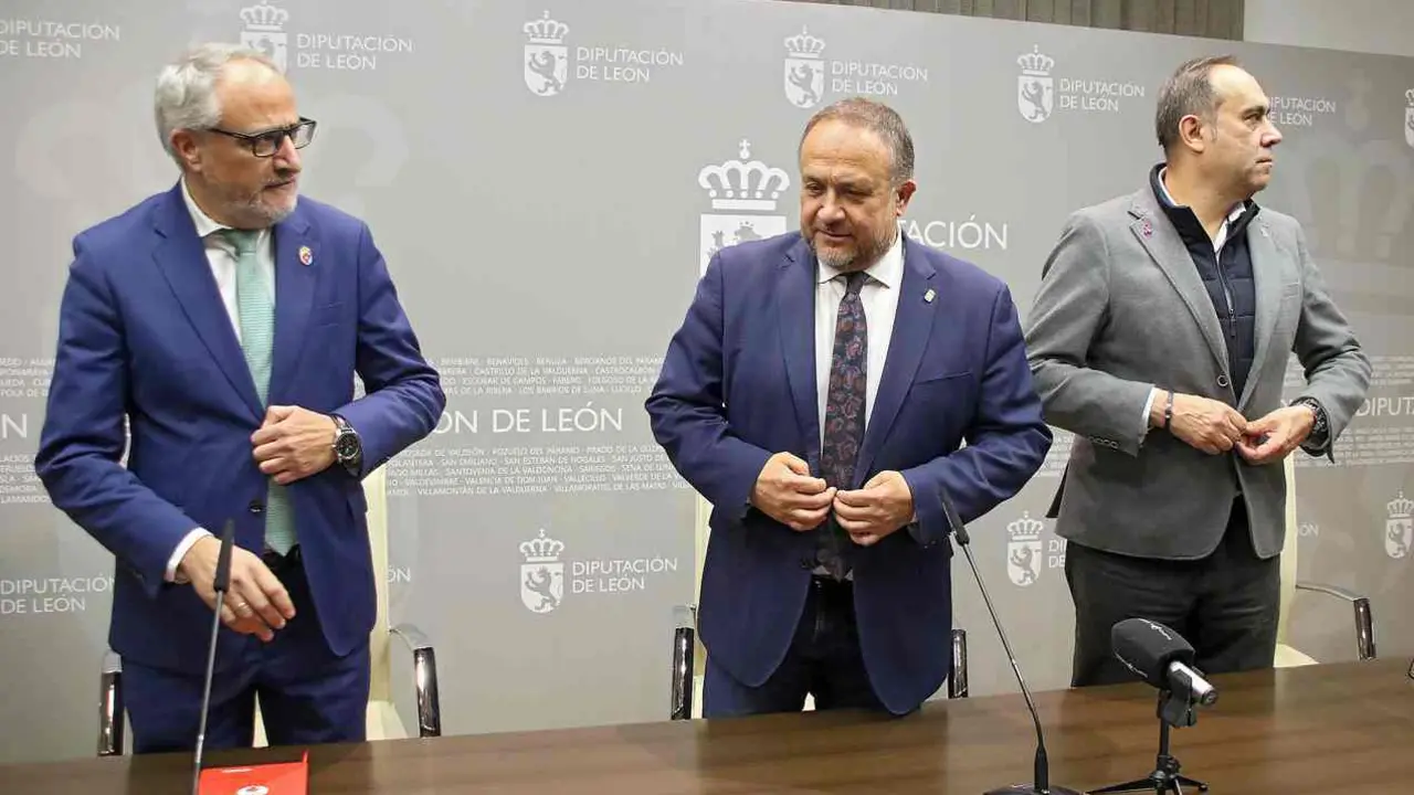 El presidente de la Diputación de León, Gerardo Álvarez Courel, y el presidente del Consejo Comarcal del Bierzo, Olegario Ramón, firman el convenio para la financiación del Servicio de Asistencia a Municipios.