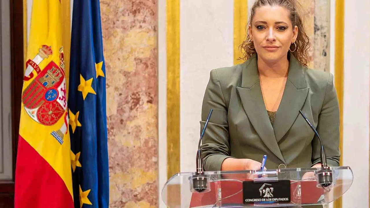 La diputada y presidenta del PP de León, Ester Muñoz, durante una rueda de prensa en el Congreso.