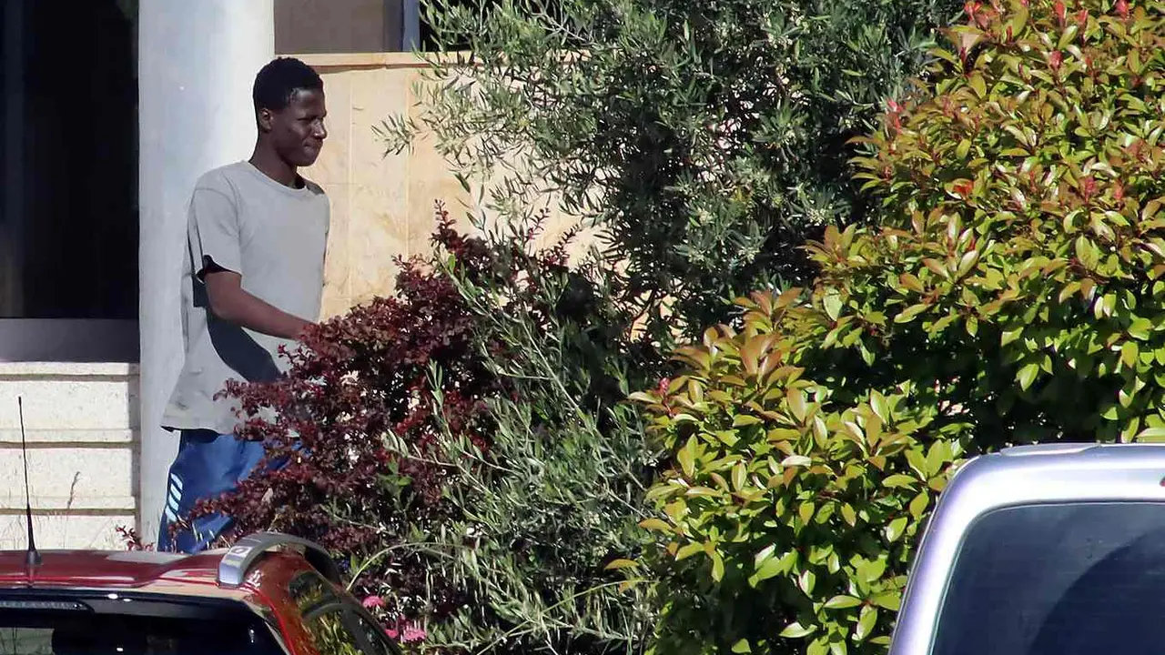 Un migrante, en el centro de acogida de Villarrodrigo.