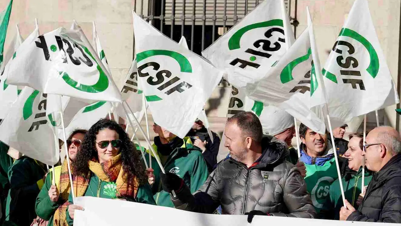 Concentraci&oacute;n frente a la subdelegaci&oacute;n del Gobierno de Le&oacute;n convocada por CSIF para exigir la mejora de las condiciones laborales y salariales de los empleados p&uacute;blicos y en defensa de Muface. Foto: Campillo