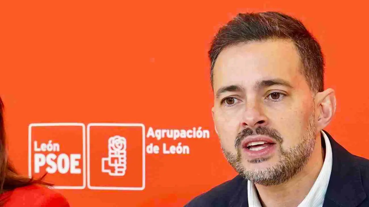 El procurador del Partido Socialista por León en las Cortes de Castilla y León, Diego Moreno, cuestiona abiertamente 
a Óscar Puente. Foto: Campillo