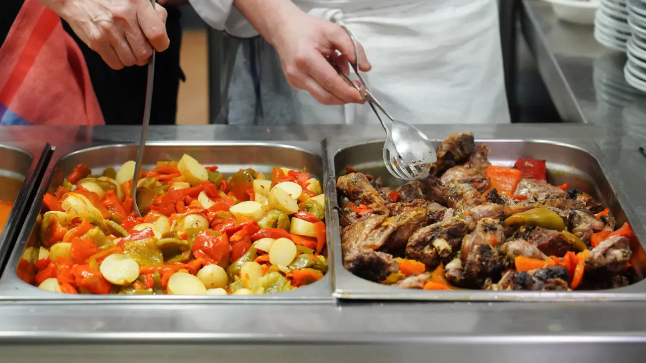 Nueve cocineros de Euro-Toques Le?n elaboran un men? solidario para los usuarios del Comedor Social de la Asociaci?n Leonesa de Caridad, donde el alcalde de Le?n, Jos? Antonio Diez, asiste al reparto