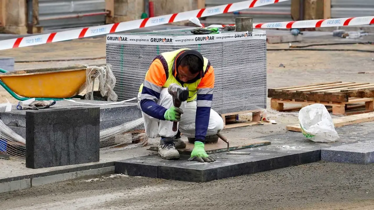 Un trabajador, durante las obras de adecuación de la Plaza Mayor. Foto: Campillo