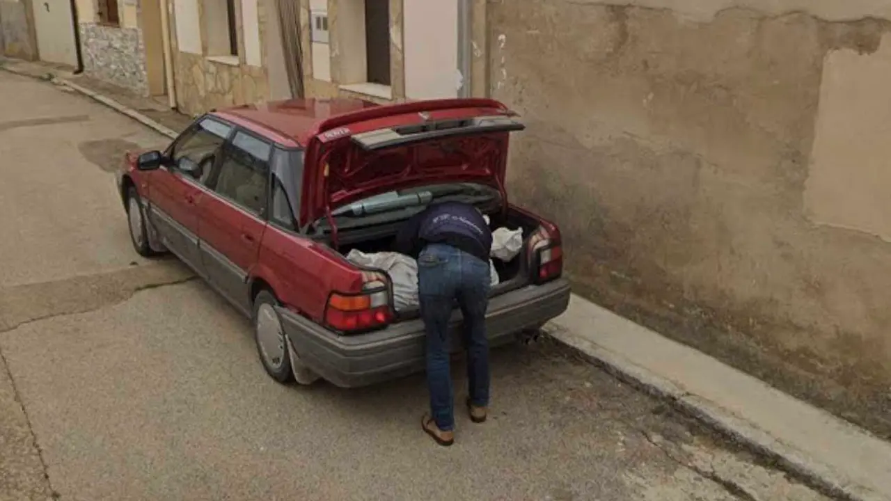Imagen del Google más en la que se puede ver al detenido introduciendo varios sacos en el maletero del vehículo. Los sacos podrían corresponder con el cuerpo descuartizado de la víctima.