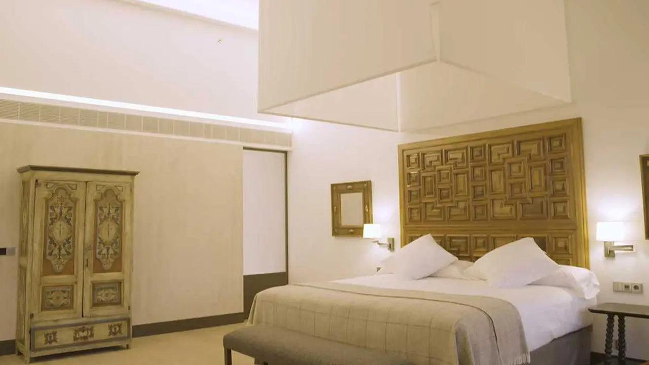 Imagen del interior de una de las habitaciones en el Hostal de San Marcos de León.