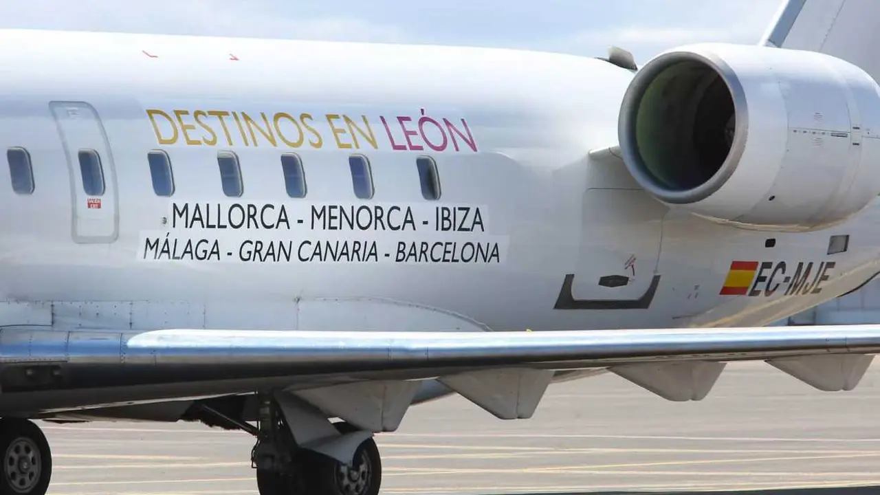 Un avión de Air Nostrum en el Aeropuerto de León.