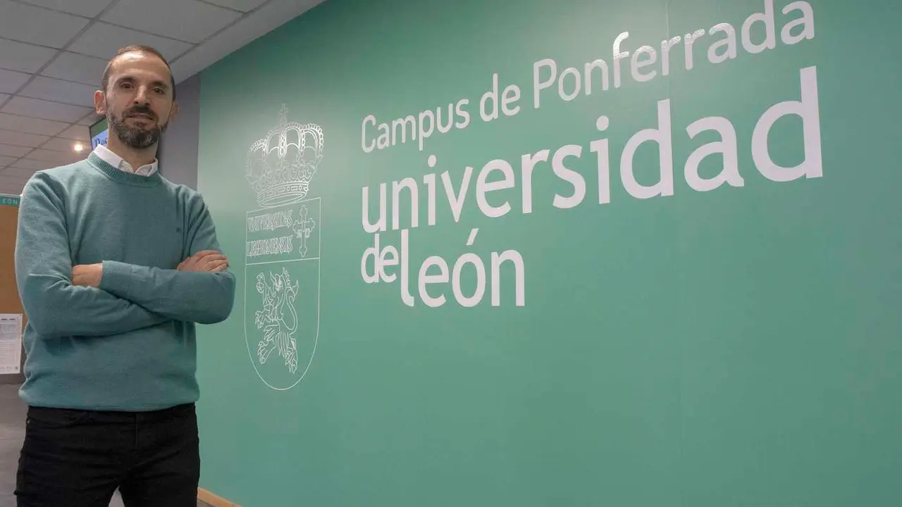 Marcos Guerra, investigador de la Universidad de León en el campus de Ponferrada, realiza un estudio sobre la conservación de las frutas y verduras del Bierzo una vez recolectadas. Foto: César Sánchez