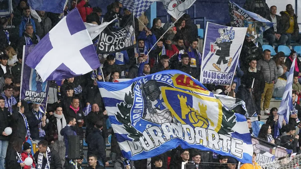 Aficionados de la Ponferradina, durante un partido.