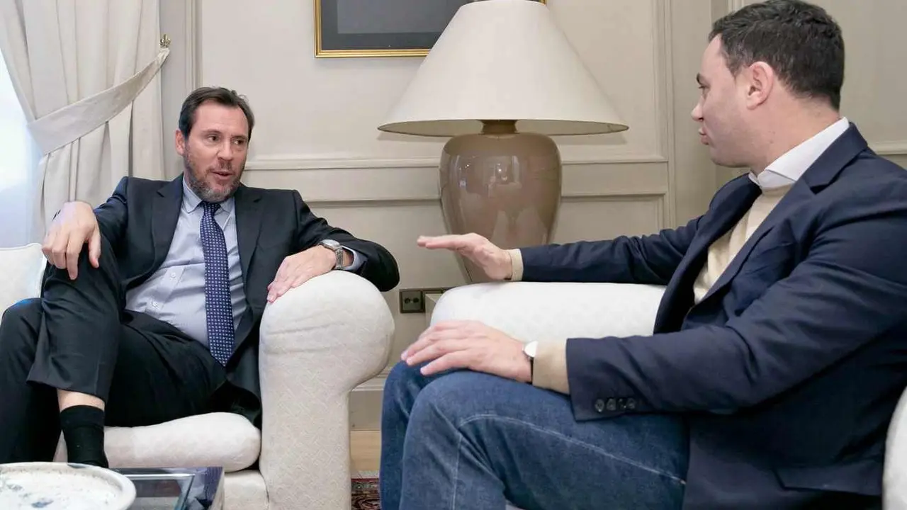 Javier Cendón conversa con Óscar Puente durante un encuentro en el ministerio.