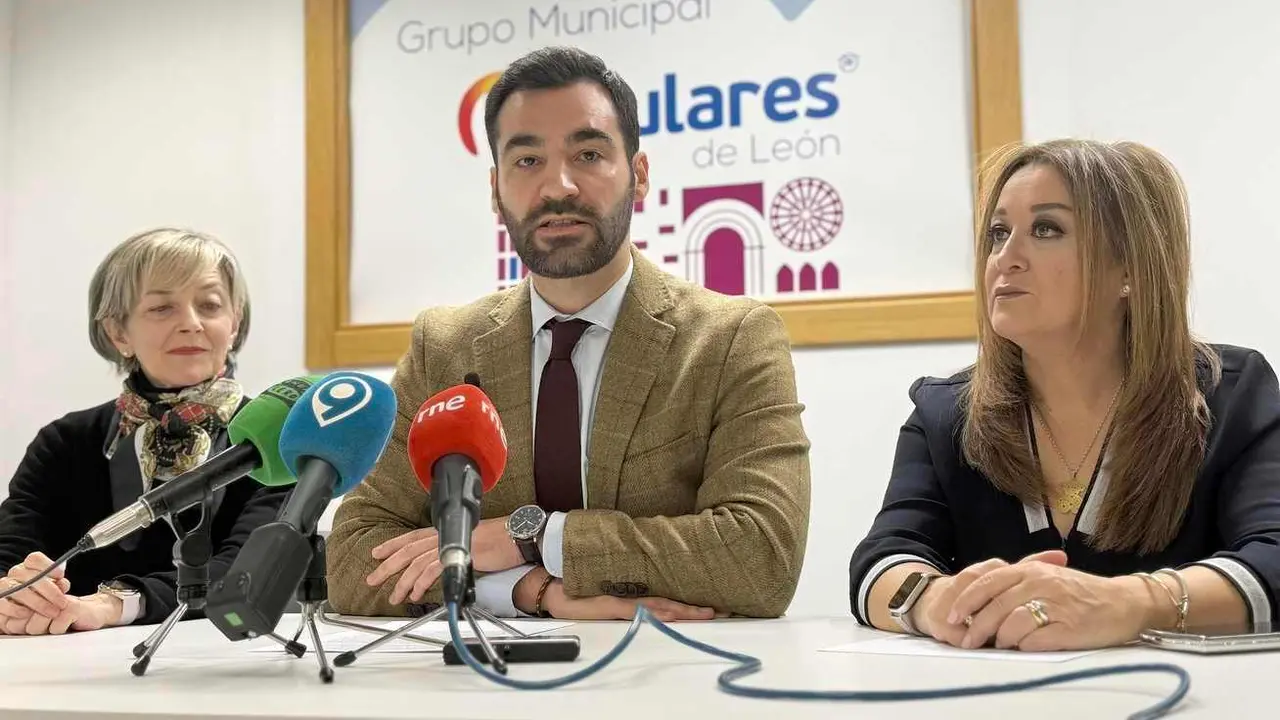 David Fernández, acompañado por su equipo, durante la rueda de prensa.