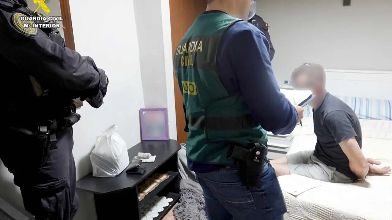 Efectivos de la Guardia Civil, durante la operación.