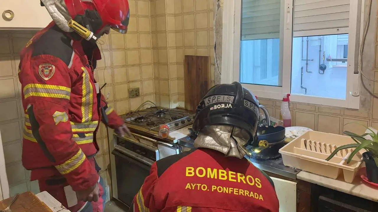 Una explosión de gas butano provoca daños materiales en una vivienda de la calle Mateo Garza de Ponferrada. En la imagen, los bomberos de Ponferrada en el lugar del suceso.