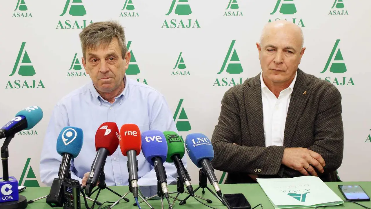 El presidente de Asaja León, Arsenio Vidal, y el secretario general, José Antonio Turrado, presentan el balance anual del sector agroganadero de 2024 y las previsiones para este año. Foto: Campillo.