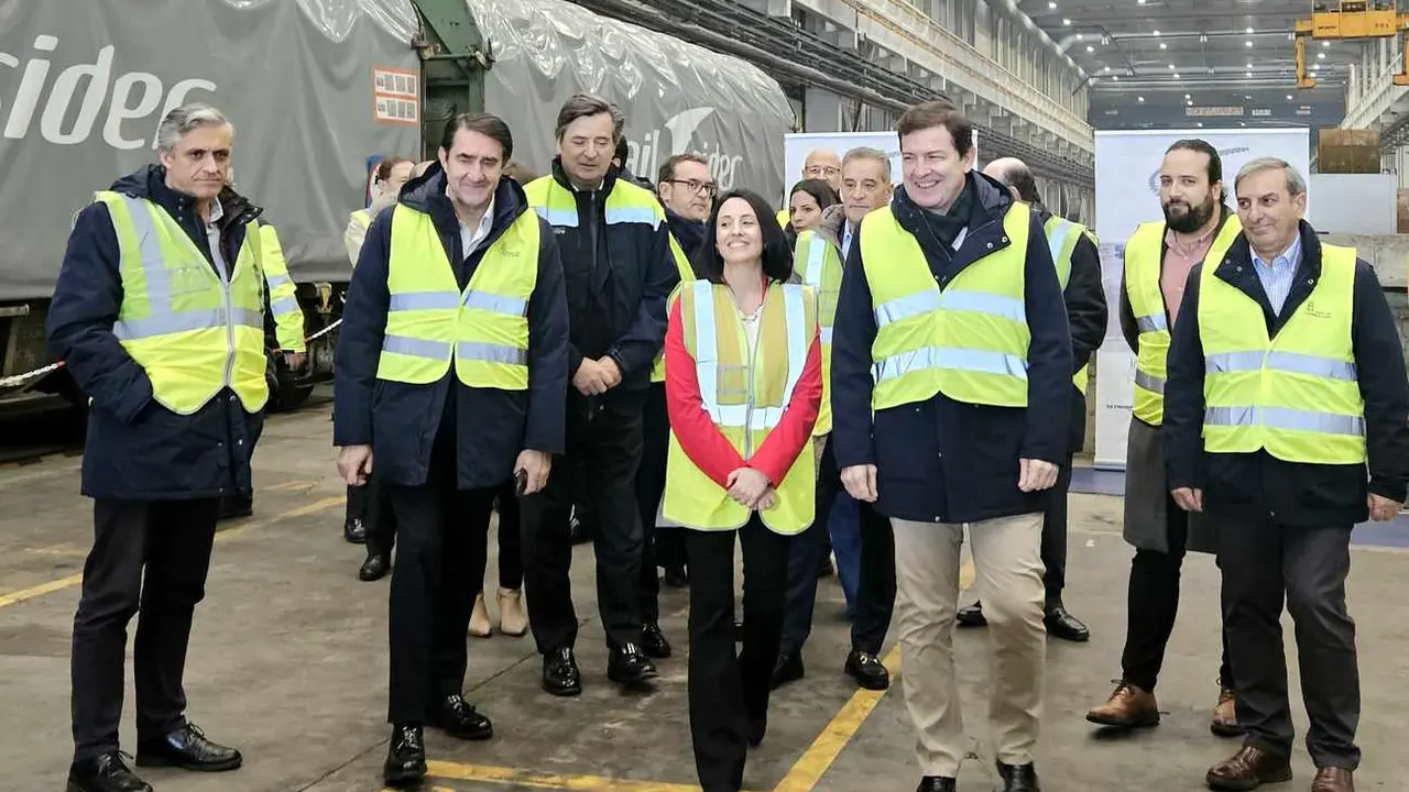 El presidente de la Junta, Alfonso Fernández Mañueco, durante la visita este miércoles a las instalaciones de Coated Solutions.
