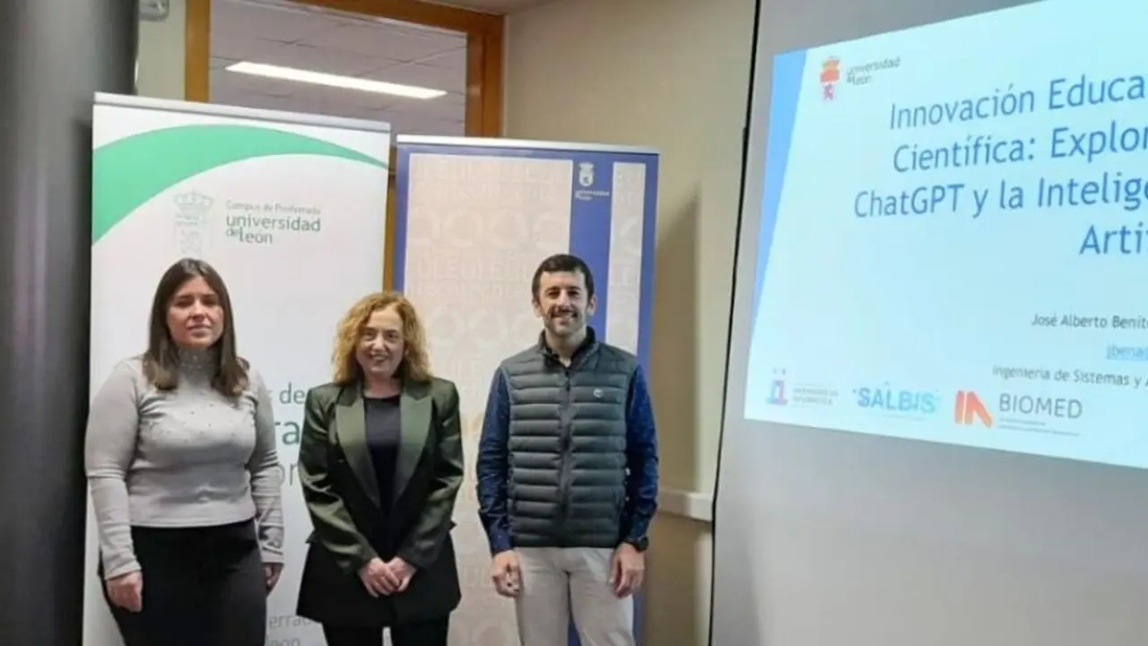 Una veintena de educadores aprende a utilizar herramientas de Inteligencia Artificial en el campus de Ponferrada.