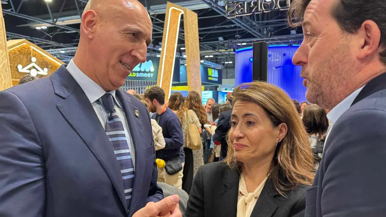 José Antonio Diez mantuvo un encuentro en Fitur con la presidenta de la compañía, Raquel Sánchez, y el secretario general de la misma.