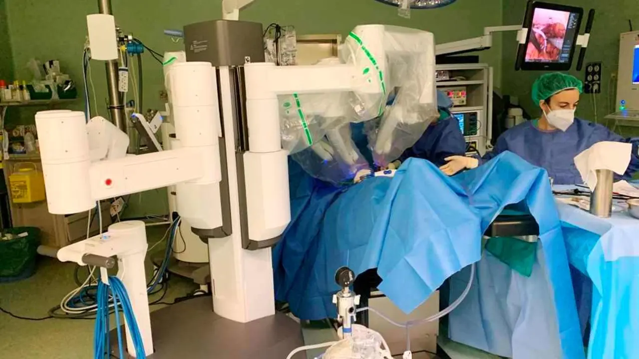 Imagen de una intervención con el robot Da Vinci en el Hospital de León.
