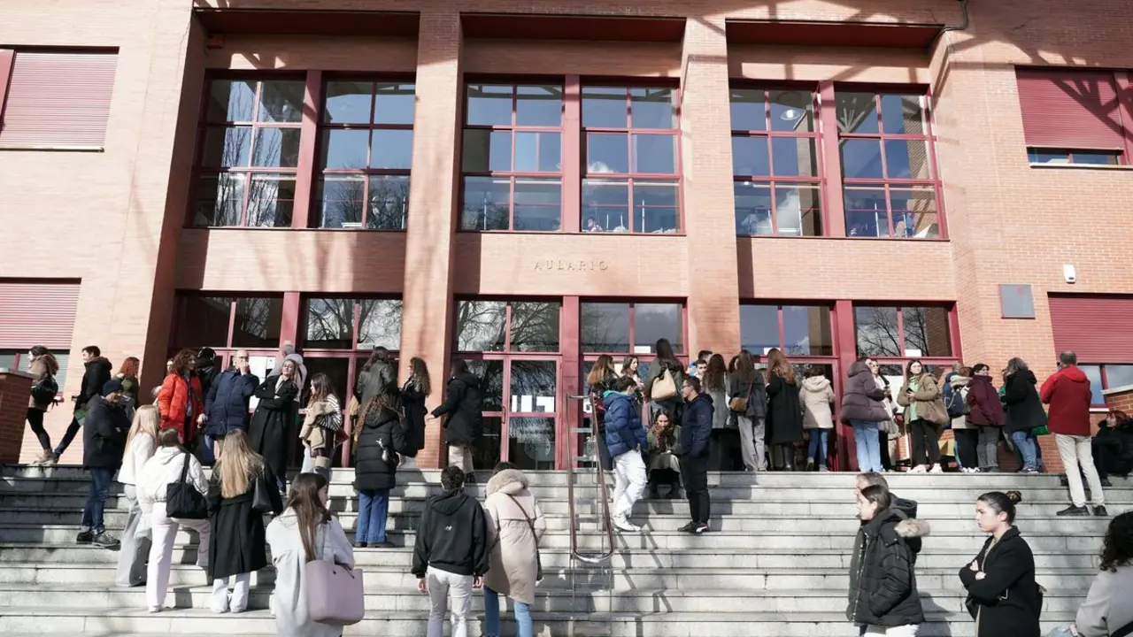 Centenares de personas participan en Valladolid en el examen del Ministerio de Sanidad para acceder a plazas de Formación Sanitaria Especializada. Foto: Rubén Cacho.