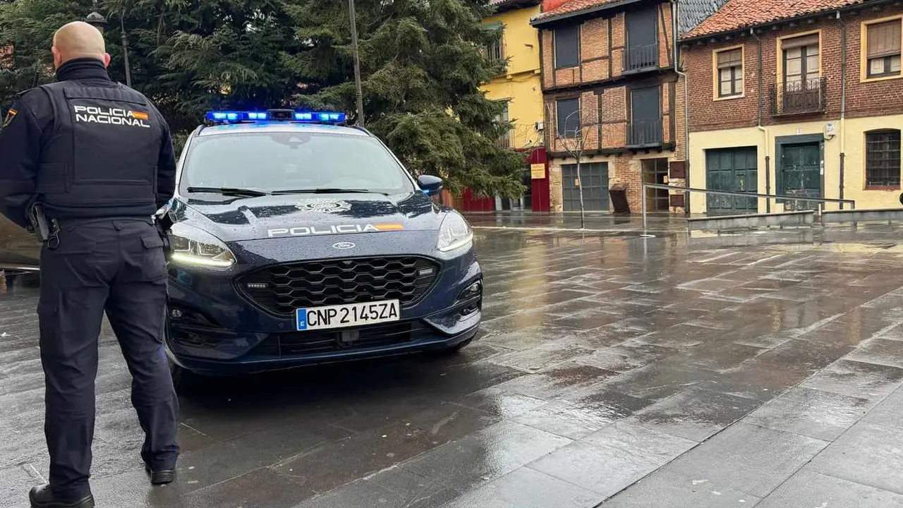 Efectivos de la Policía Nacional, este domingo, en el lugar en el que ha sido localizado el cuerpo sin vida del indigente.