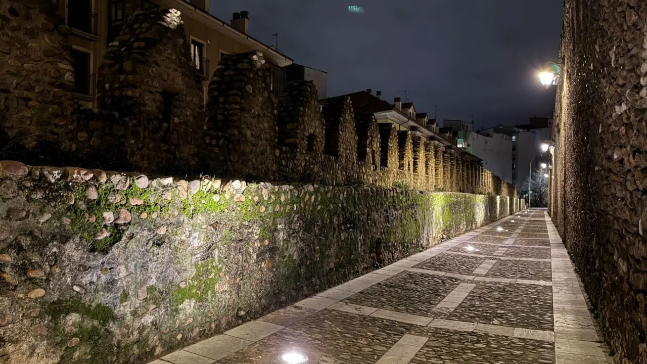 El Ayuntamiento renueva el alumbrado ornamental de las Cercas Medievales.