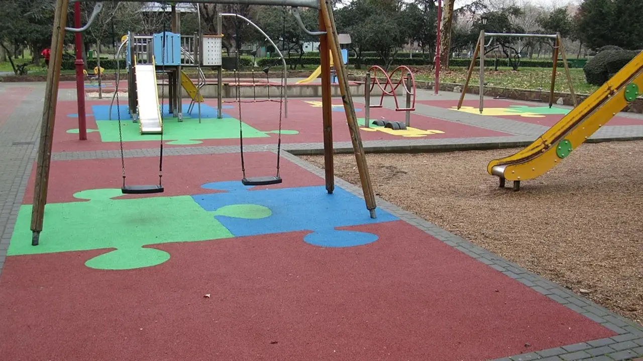 El Ayuntamiento de León cierra los parques de la ciudad ante la previsión de fuertes rachas de viento.