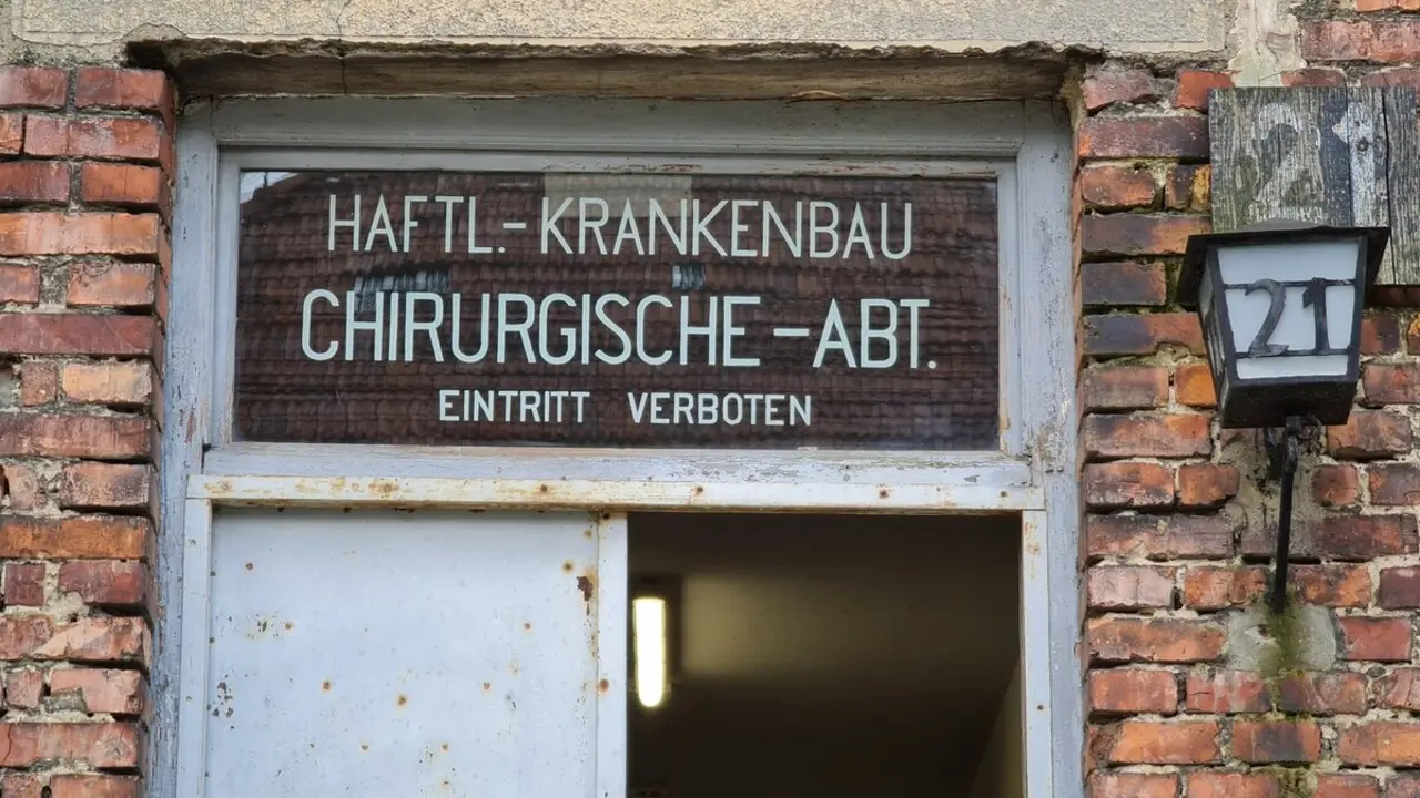 Más de 1,1 millones de personas fueron asesinadas en Auschwitz y los historiadores afirman que la mayoría, alrededor de un millón, eran judíos, pero entre las víctimas también había polacos, gitanos y prisioneros de guerra soviéticos. En las imágenes, los campos de concentración en su estado actual.