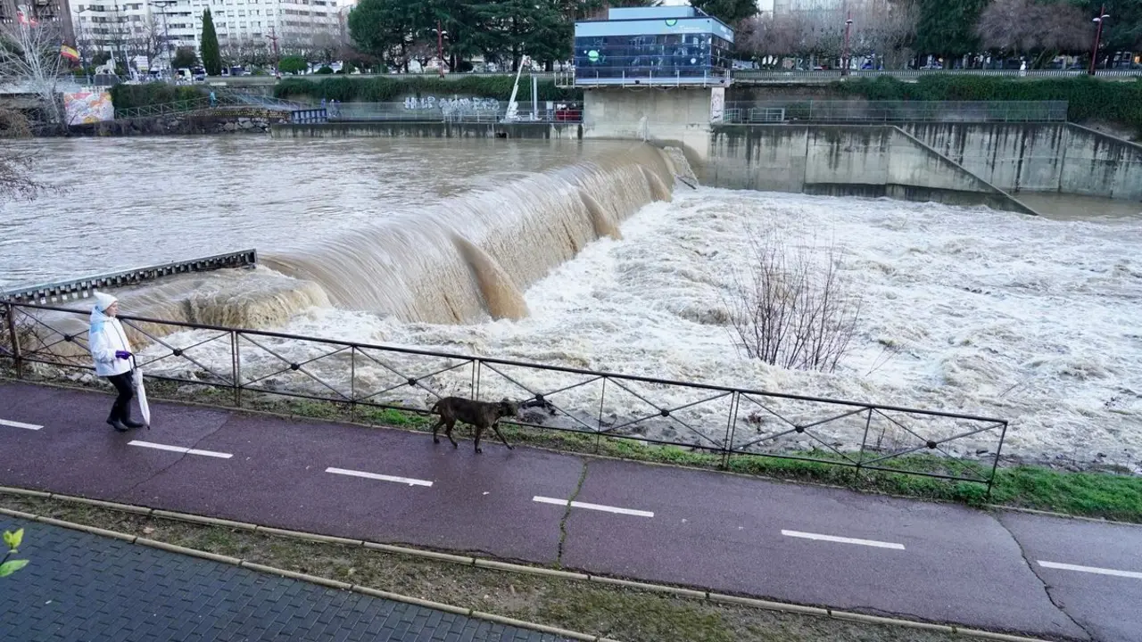 Crecida de los ríos Torío y Bernesga a su paso por León. Foto Campillo.