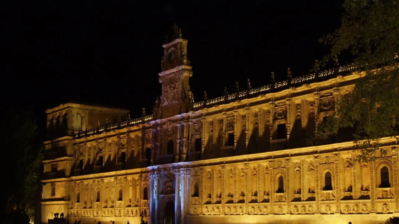 Parador de San Marcos de noche.