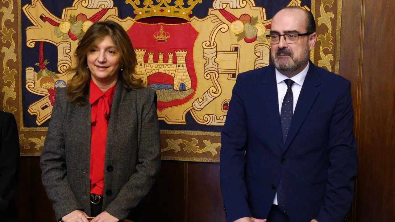 La rectora de la Universidad de León, Nuria González, junto al alcalde de Ponferrada, Marco Morala, durante la firma del convenio de colaboración entre ambas instituciones. Fotos: César Sánchez