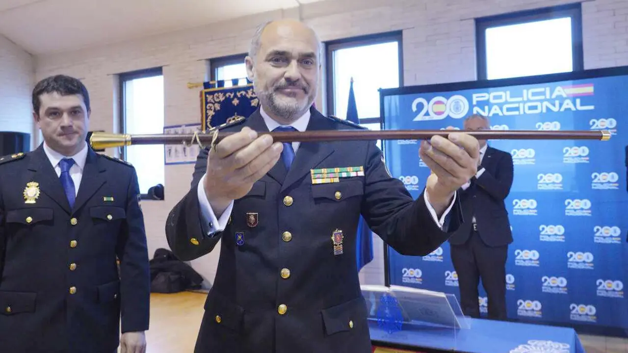 Roberto Morán de Campo tomó este lunes posesión del cargo como nuevo jefe de la Comisaría Local del Cuerpo Nacional de Policía en Ponferrada y mostró como uno de sus principales objetivos la prevención del delito. “Yo vengo del mundo de la seguridad ciudadana y creo que es importante prevenir el delito. Cuantos menos delitos se produzcan, mejor. Entonces, potenciaremos eso y que la policía esté en la calle y la atención al ciudadano y que la ciudadanía se sienta arropada por su policía”, remarcó. Foto: César Sánchez