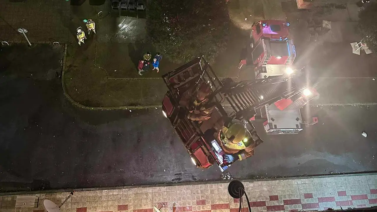 Efectivos de Bomberos León han tenido que intervenir este lunes en la calle San Juan de Sahagún para sanear la fachada de un inmueble en la que se habían producido algunos desprendimientos tras las fuertes rachas de viento de la tormenta 'Herminia'.