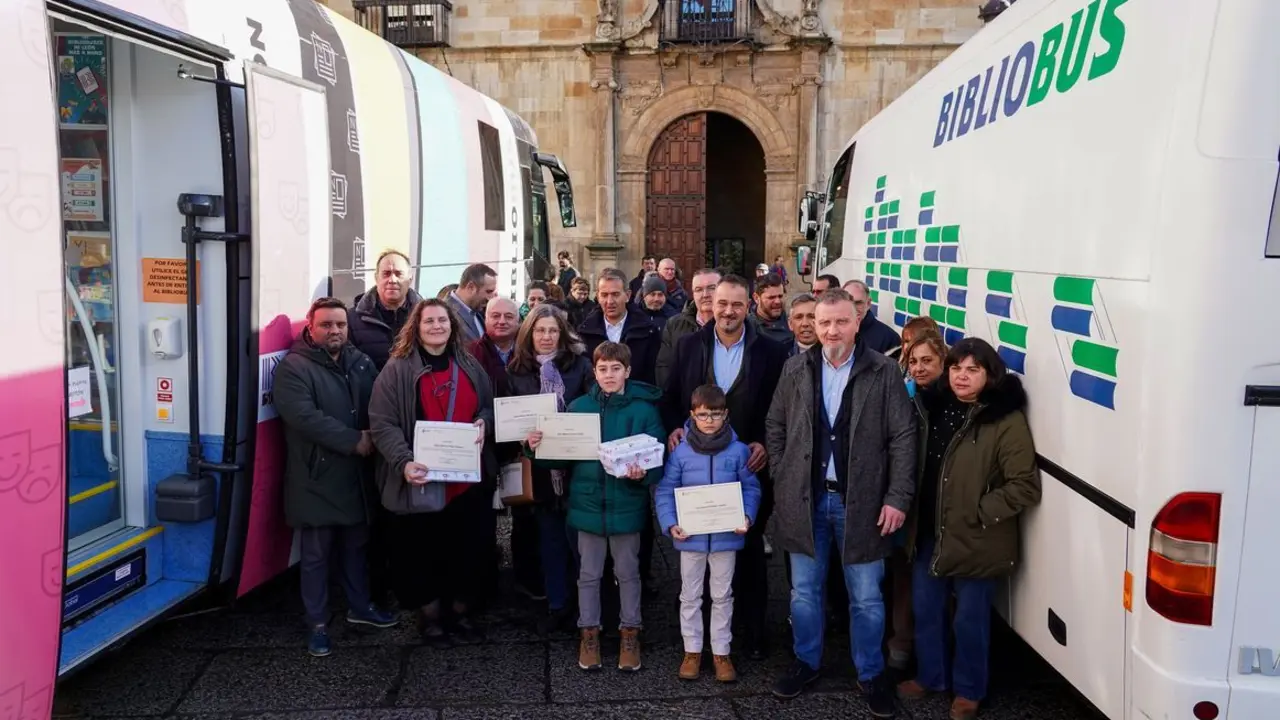 Celebración del Día del Bibliobús en León, con entrega de premios del concurso de microrrelatos. Fotos Campillo.