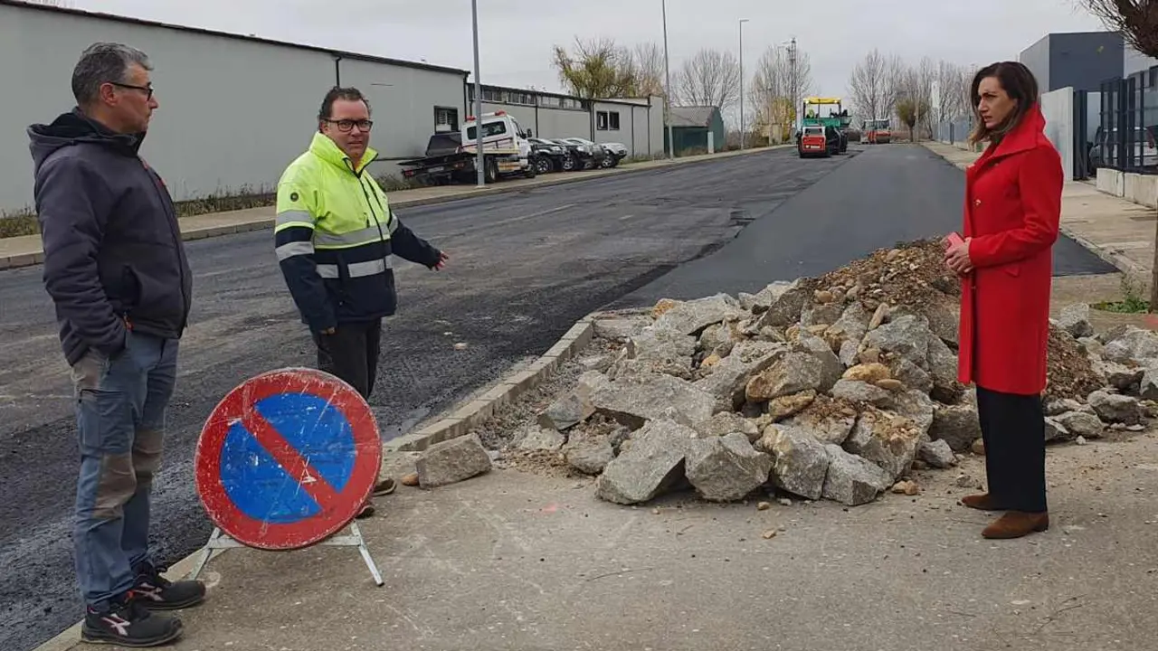La alcaldesa de Santa María del Páramo, Alicia Gallego, durante una visita a diferentes obras en la localidad.