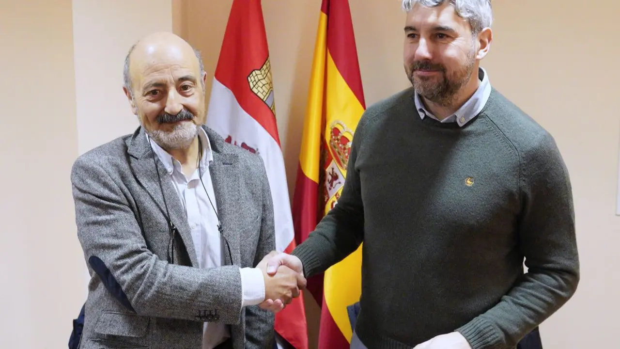 El presidente de la Confederación Hidrográfica del Miño Sil, José Antonio Quiroga (I), junto al alcalde de Vega de Espinareda (León), Javier Salgado, durante la firma del convenio sobre la financiación, ejecución y entrega de las actuaciones de recuperación del Arroyo de Castellanos en el municipio berciano. Fotos: César Sánchez.