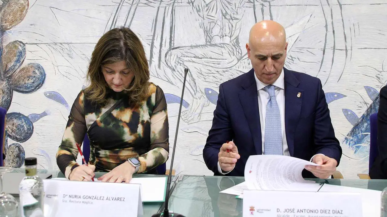 La rectora de la Universidad de León, Nuria González, y el alcalde de León, José Antonio Diez, firman la renovación de un convenio para la evaluación y control del ruido ambiental en la ciudad. Foto: Peio García