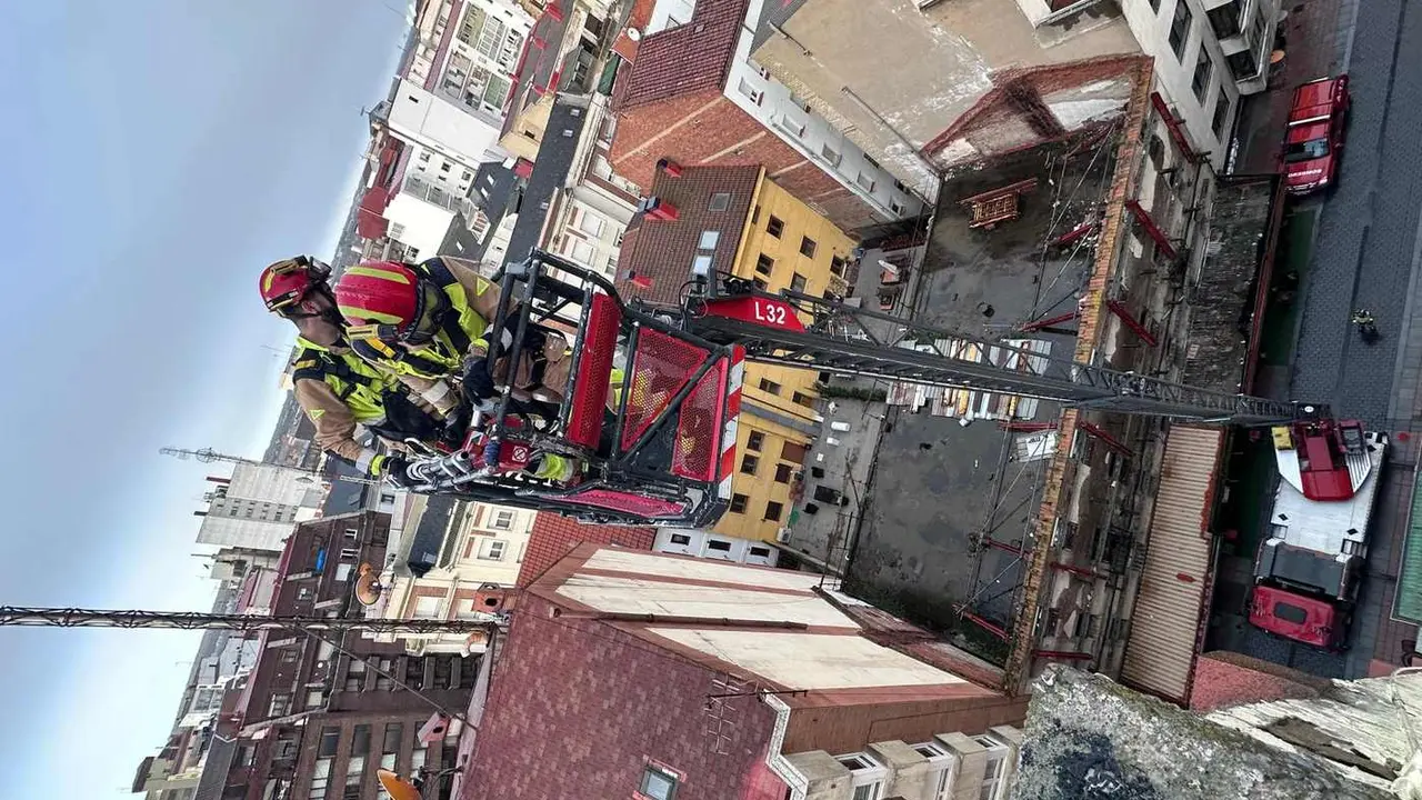 La tormenta 'Ivo' no solo ha dejado numerosas incidencias derivadas de la nieve, el viento ha sido protagonista especialmente en la ciudad con una decena de salidas de Bomberos León.