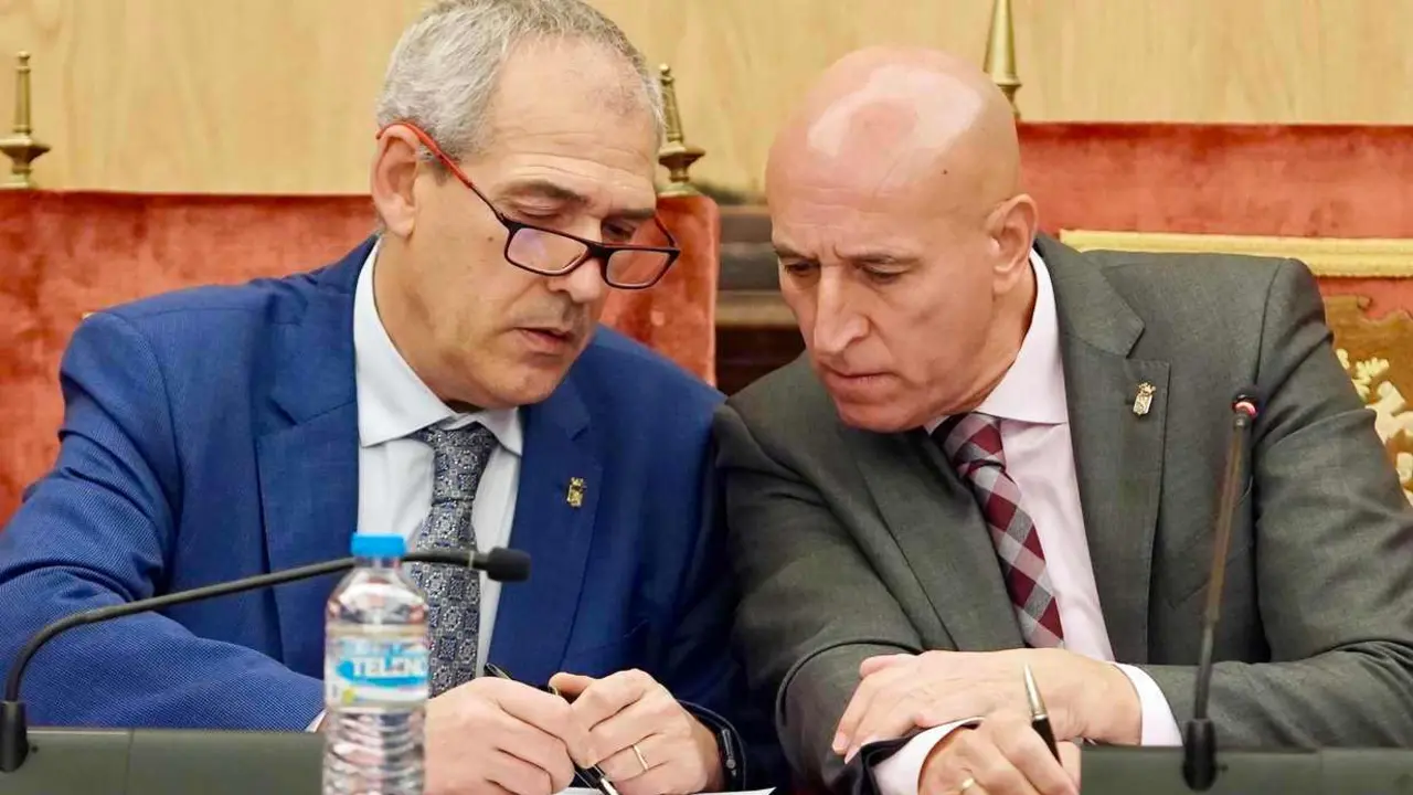 Vicente Canuria conversa con José Antonio Diez durante un pleno municipal del Ayuntamiento de León.