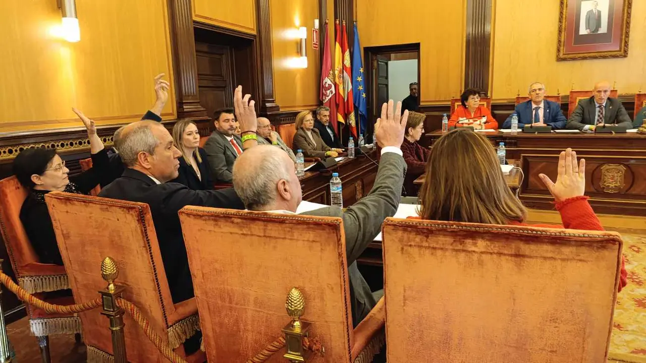 Momento en el que la UPL se abstiene en el pleno de este viernes.