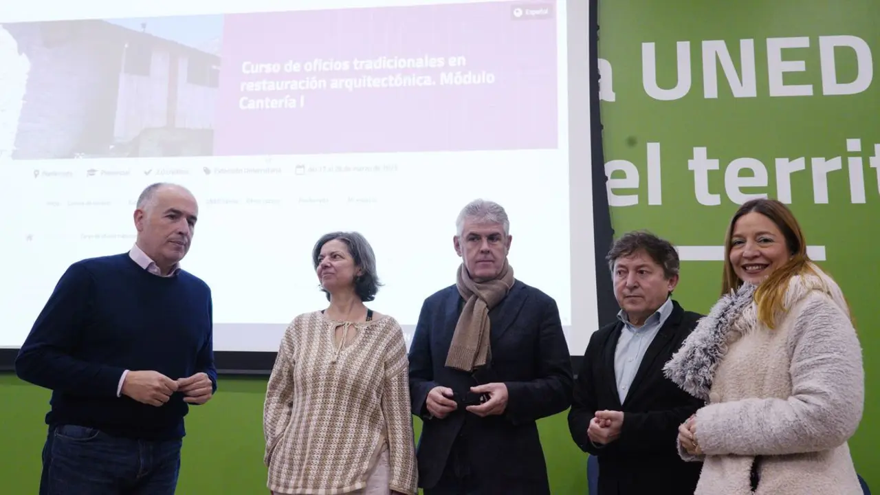 (I a D): El profesor del centro asociado de la UNED de Ponferrada, Paco Balado; la representante de la Asociación de Vecinos de Montes de Valdueza, Pilar Hermosa; el director de la UNED de Ponferrada, Jorge Vega; la decana del colegio de Arquitectos de León, Eva Testa, y el arquitecto y profesor del curso, Samuel Folgueral, durante la presentación del curso de oficios tradicionales en restauración arquitectónica.