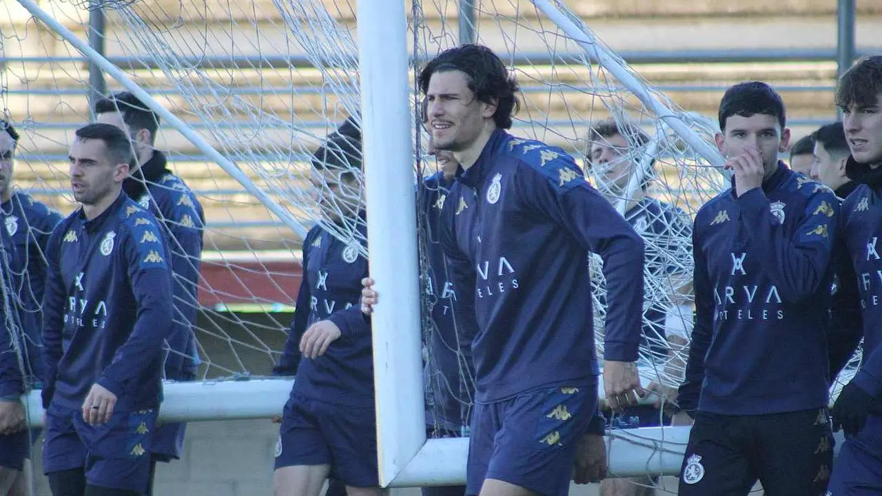 La plantilla de la Cultural, durante un entrenamiento.