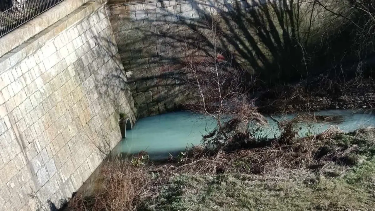 Imagen de los vertidos al río Bernesga en León capital.