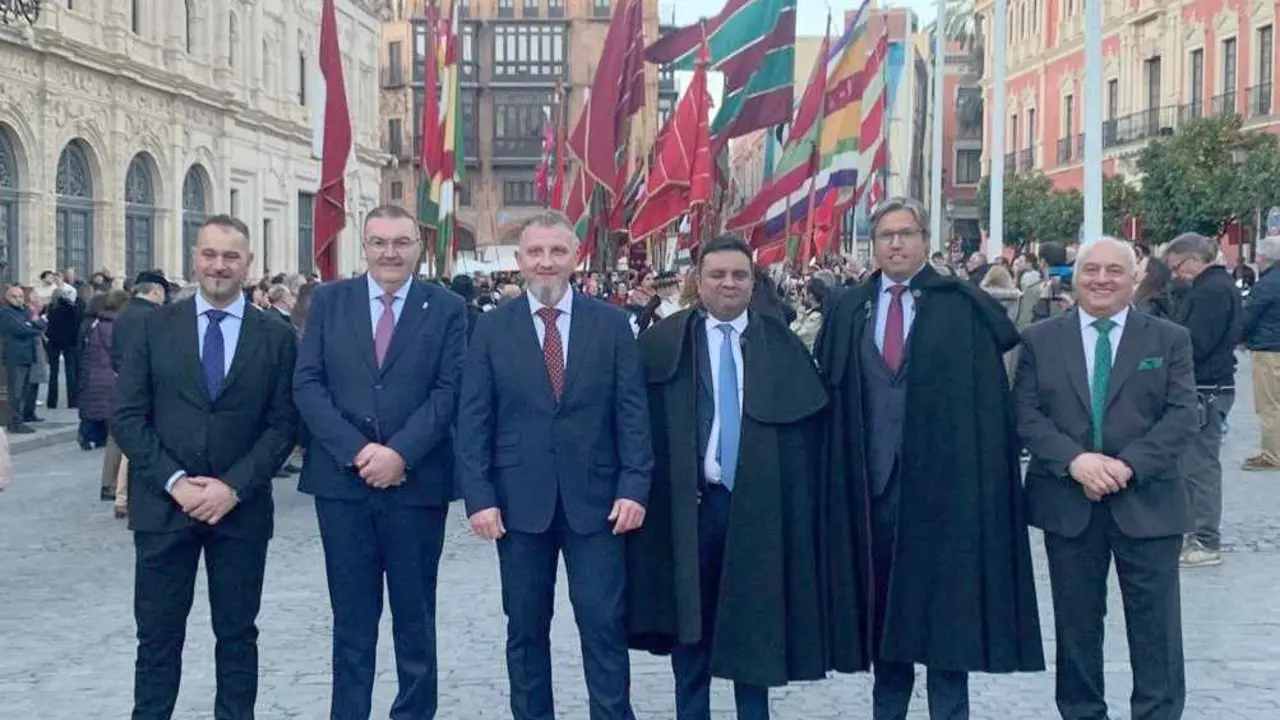 La representación leonesa, junto a los pendones, en Sevilla.