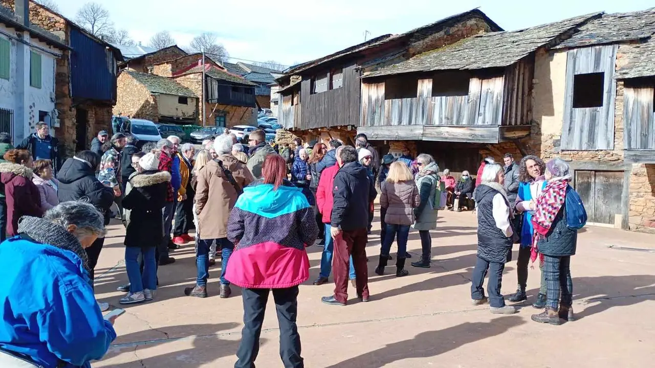 Vecinos de La Cabrera arropan a la pedánea de Villar del Monte después de que rencillas locales terminaran en la quema de sus bienes en la localidad.