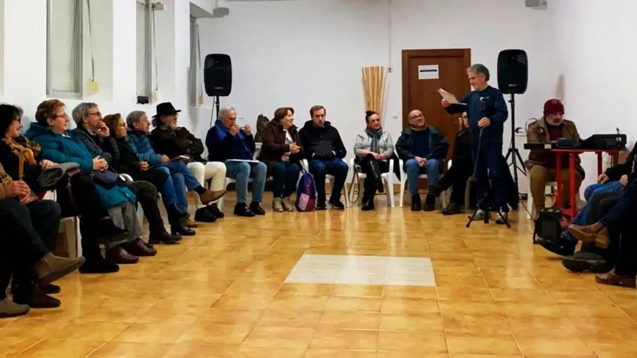 Turi Aller inicia el acto como presidente de la asociación cultural.