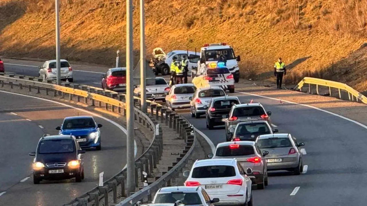 Efectivos de la Policía Local de León en el lugar del accidente.