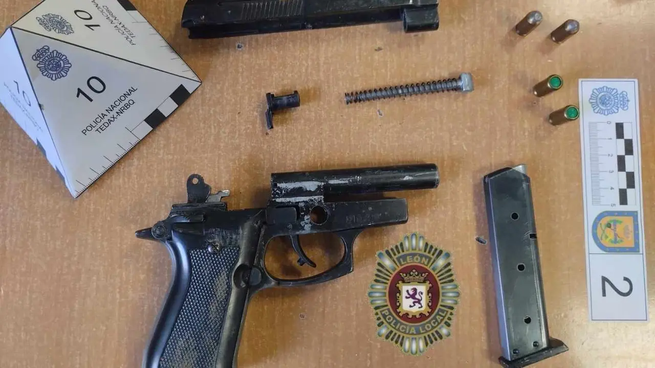 Imagen de la pistola incautada por los agentes de la Policía Local de León.