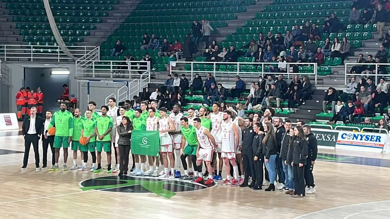 Los dos equipos forman en la antesala del inicio del encuentro disputado en Cáceres.