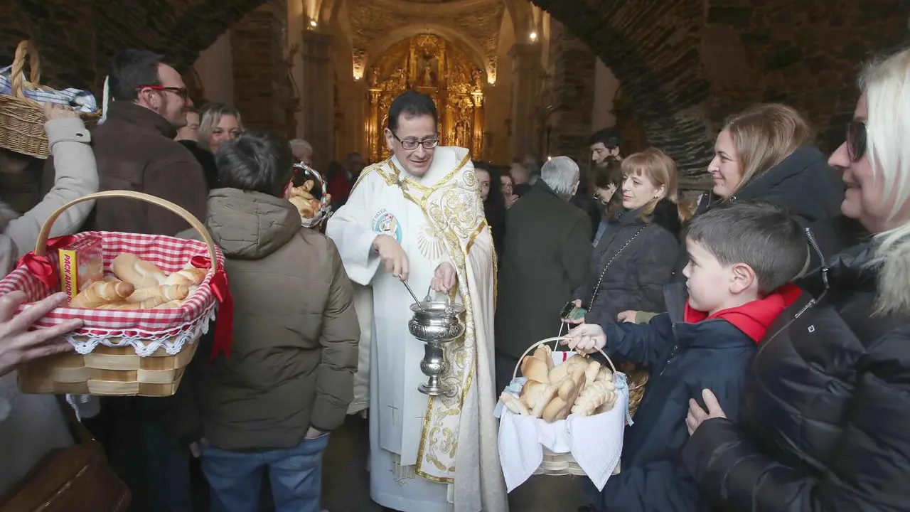 Bendición de los panes en la fiesta de Las Candelas y San Blas en Cacabelos. Fotos: César Sánchez