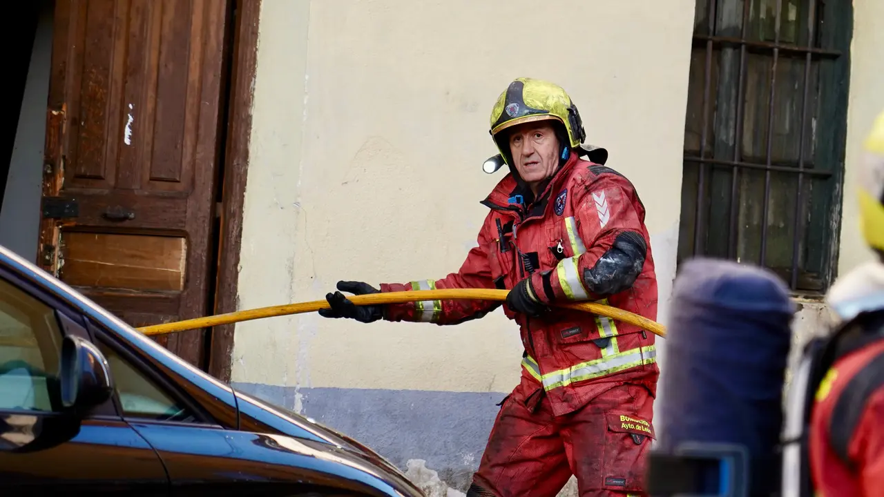 Efectivos de Bomberos León durante una intervención.