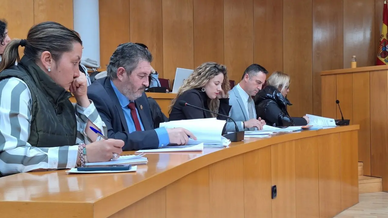 El PP acusa a la UPL de bloquear las ofertas de empleo público desde el 2021 mientras fomenta la privatización de servicios.
